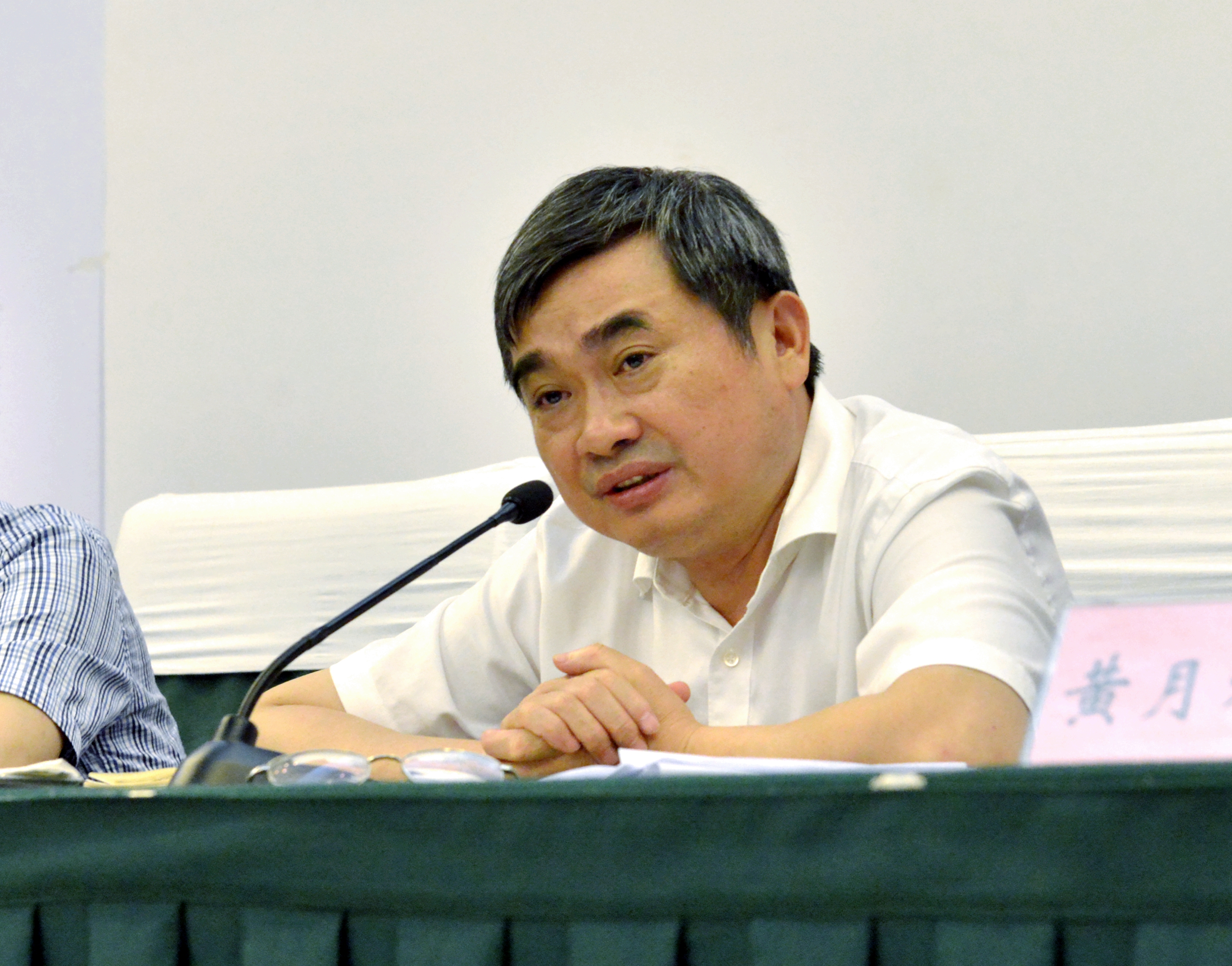 图片说明:泸州市副市长熊启权主持会议江涛主任在讲话中充分肯定了